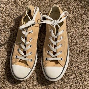Women’s beige Converse size 6 Preowned